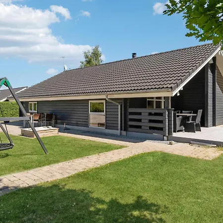 Awesome In Juelsminde With Kitchen Nyaraló